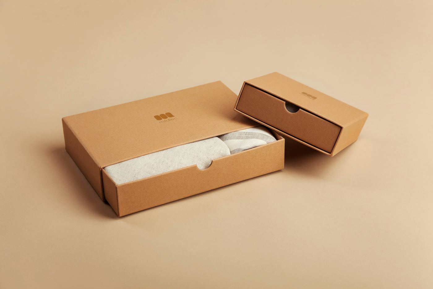 Caja de cartón abierta con un producto dentro sobre una superficie clara