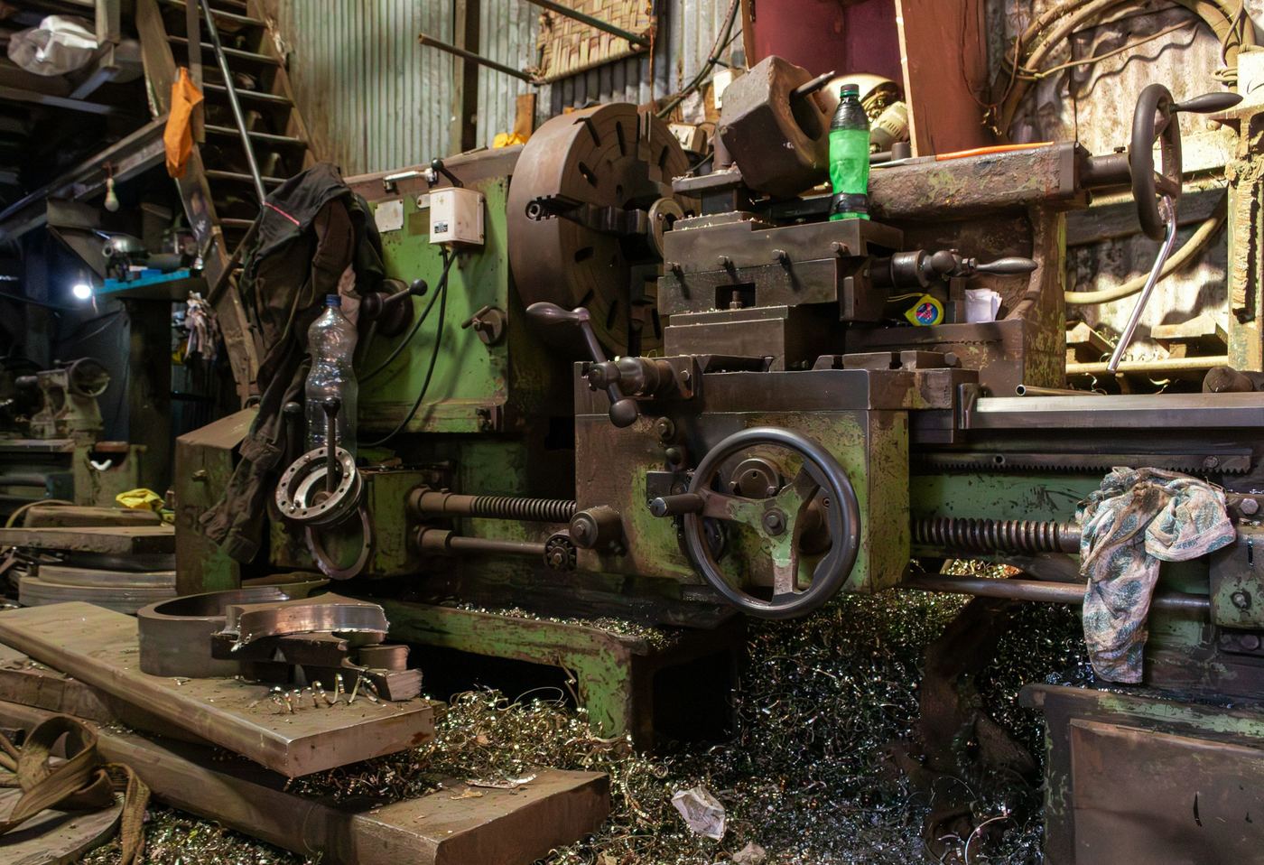 Torno industrial con virutas de metal en un taller de fabricación
