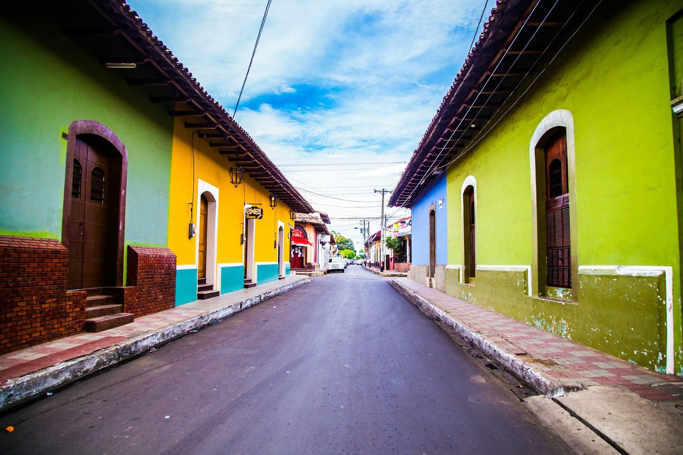 Calle colonial de casas de colores en León, Nicaragua
