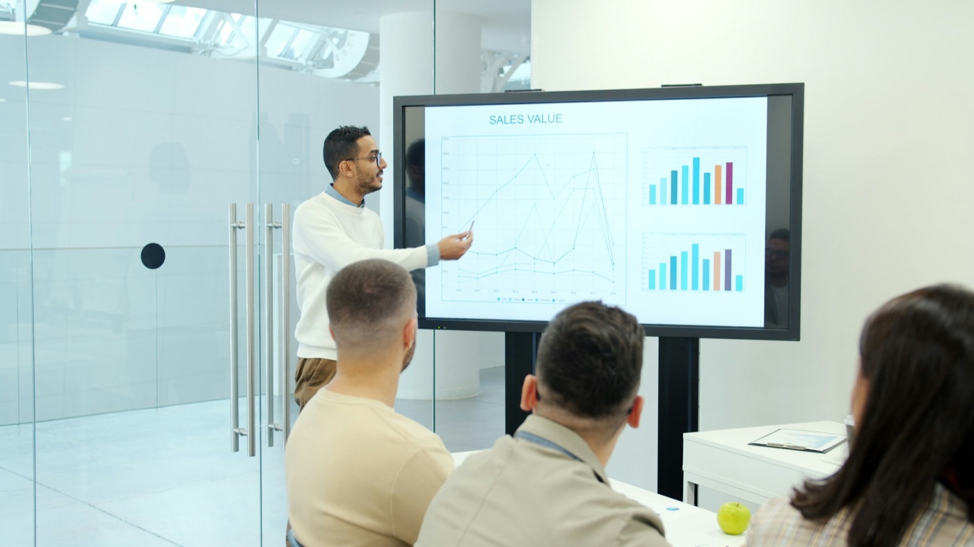 Presentación de gráficas de resultados en una pantalla ante un equipo
