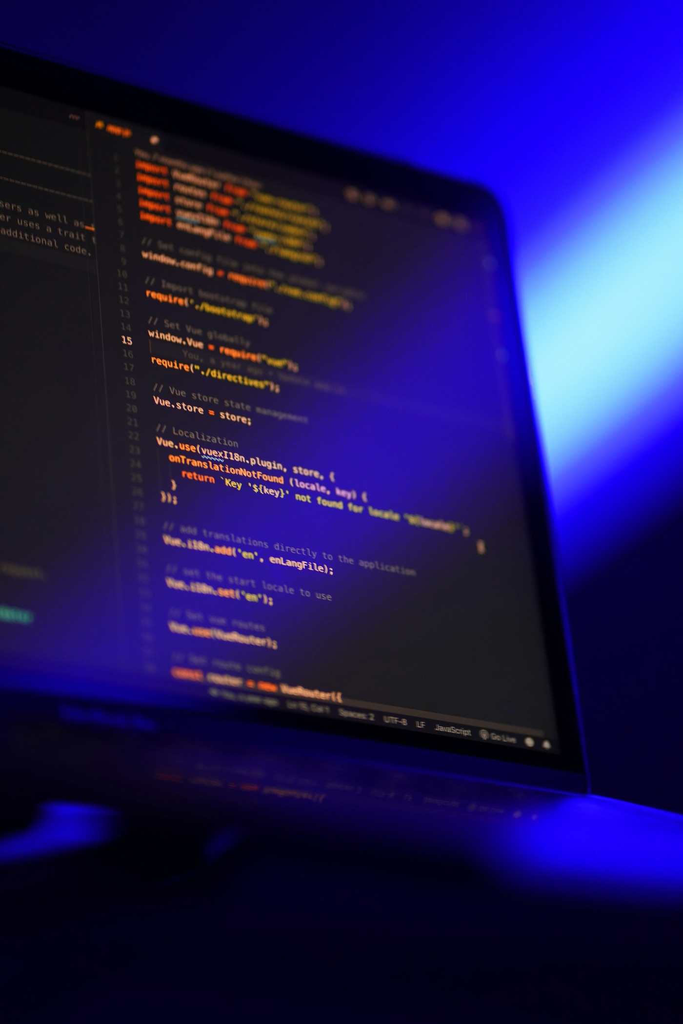 Código en una pantalla con luz azul