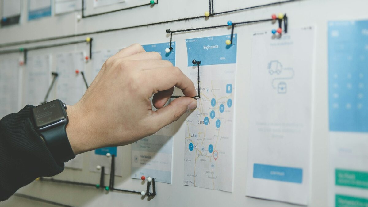 Arquitectura de un sitio web mapeada en una pared con tarjetas y conexiones