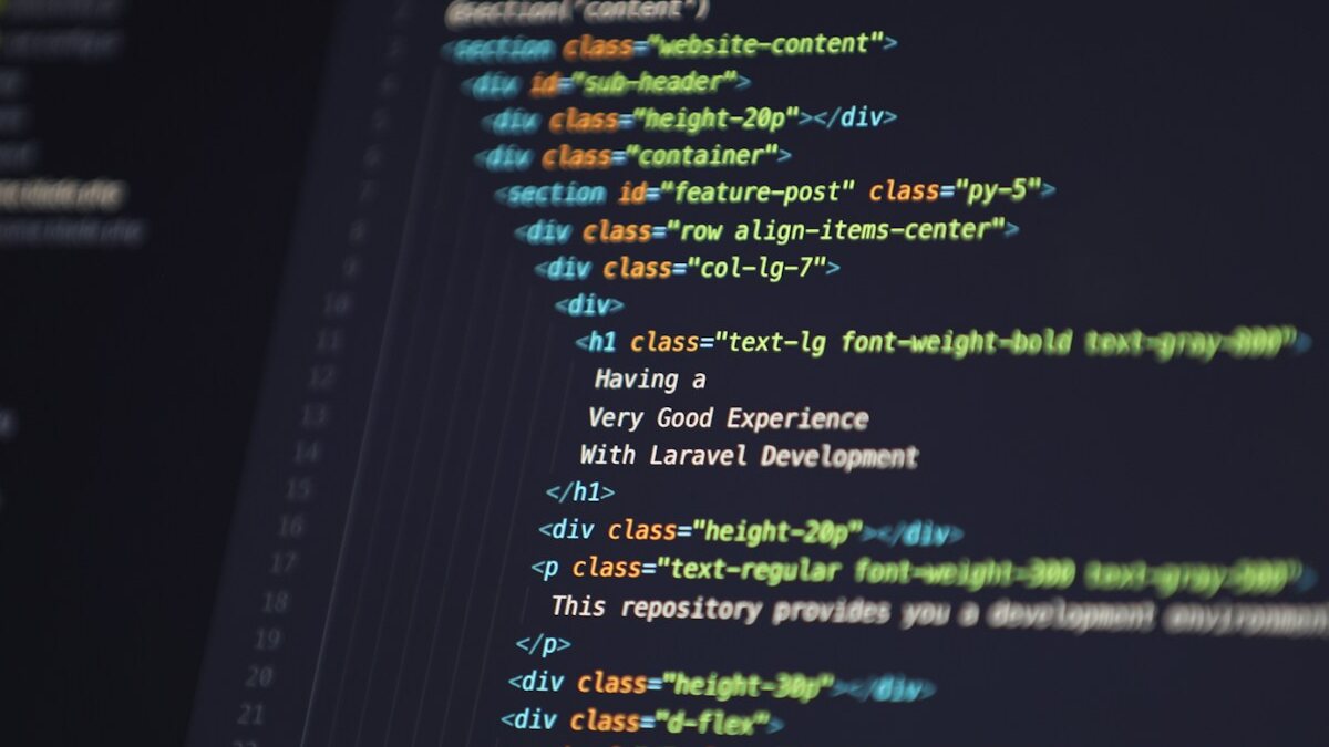 Pantalla con código fuente de un sitio web desarrollado a medida