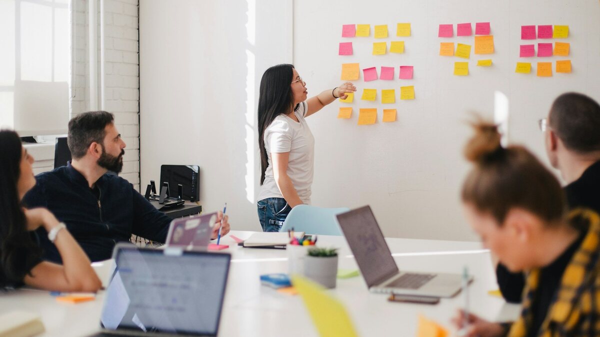 Equipo de marketing planificando la estructura de un sitio web con notas adhesivas